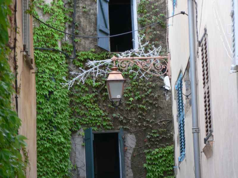 Passage par Ramatuelle, joli village perché.